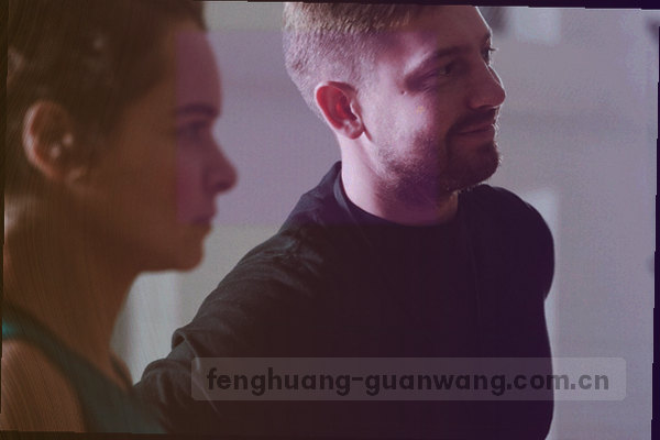 数字3.2与动态线条构成的抽象图标
